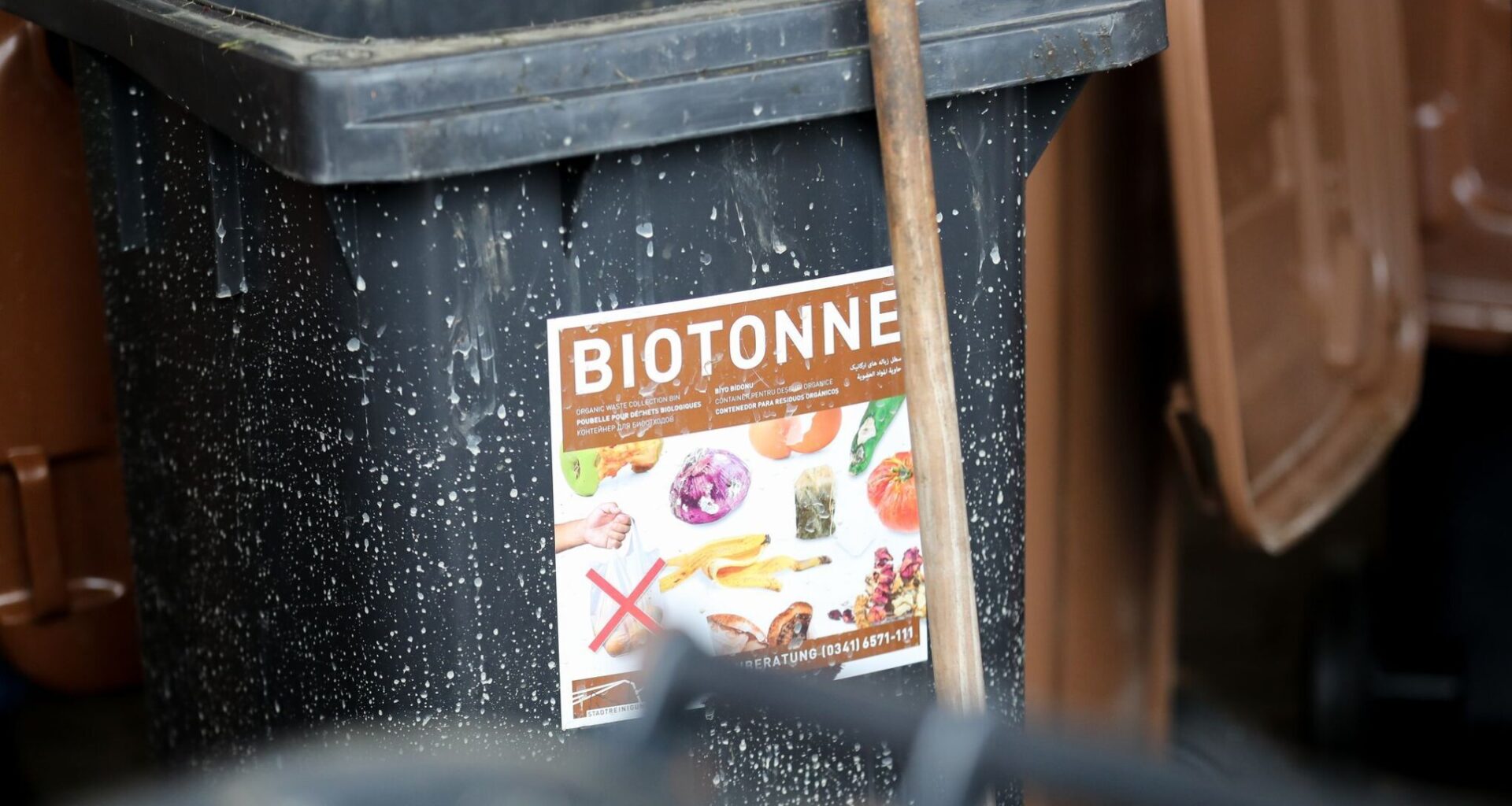 Zu viel falscher Müll - Tausende Biotonnen bleiben stehen