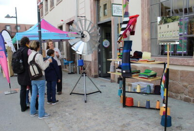 Strickfestival in Limbach-Oberfrohna: Esche-Museum geht abermals neue Wege - Die windbetriebene Strickmaschine vor dem Museum fasziniert Groß und Klein.