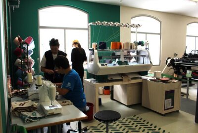 Strickfestival in Limbach-Oberfrohna: Esche-Museum geht abermals neue Wege - An der berühmten "Kniterate" entstehen Beutel mit dem Logo des Festivals.