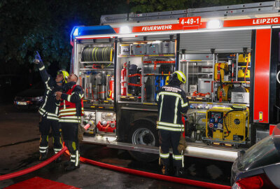 Großeinsatz der Feuerwehr in Leipzig - Die Einsatzkräfte der Feuerwehr Leipzig stimmen das weitere Vorgehen für den Löschangriff ab.