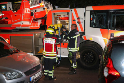 Großeinsatz der Feuerwehr in Leipzig - Auch die Drehleiter der Feuerwehr kam am Sonntagabend in Lößnig zum Einsatz.
