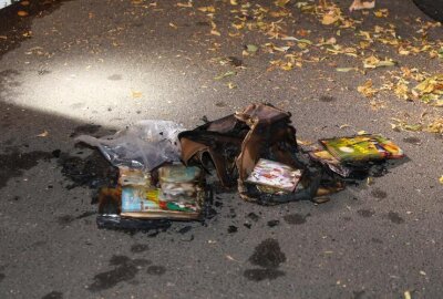 Großeinsatz der Feuerwehr in Leipzig - Verbranntes Material aus dem betroffenen Lagerraum – die genaue Brandursache ist noch unklar.