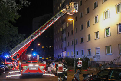 Großeinsatz der Feuerwehr in Leipzig - Über die Drehleiter kontrollierten die Einsatzkräfte die oberen Stockwerke des Hochhauses.