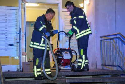 Großeinsatz der Feuerwehr in Leipzig - Mit einem Überdrucklüfter entfernte die Feuerwehr den Brandrauch aus dem Wohnblock.