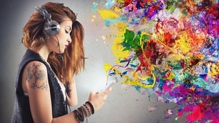 Junge Frau hört Musik übers Smartphone