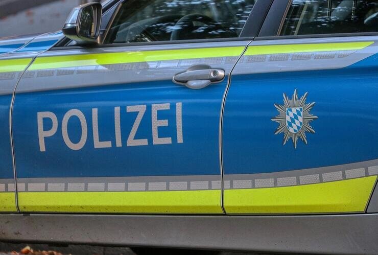 Illegale Party aufgelöst : Vandalen beschmieren Streifenwagen