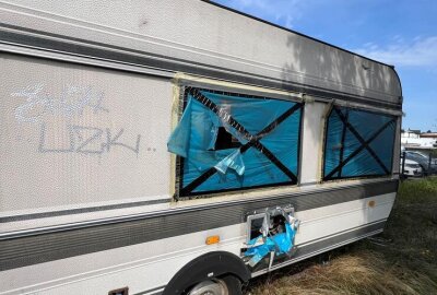Camper mit Müll in Chemnitz: Sieht die Stadt Handlungsbedarf? - Abgestellter Camper in Chemnitz (Stand 21. August).
