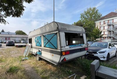 Camper mit Müll in Chemnitz: Sieht die Stadt Handlungsbedarf? - Abgestellter Camper in Chemnitz (Stand 21. August).