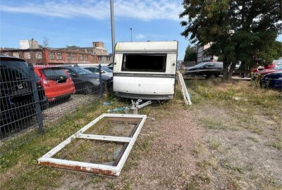 Camper mit Müll in Chemnitz: Sieht die Stadt Handlungsbedarf? - Abgestellter Camper in Chemnitz (Stand 21. August).