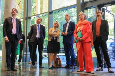 Kretschmer: Bauausstellung wäre Turbo für Kohleregion - Ministerpräsident Michael Kretschmer (2.v.l.) hält die Idee einer Internationalen Bauausstellung im Leipziger Ideenland für eine große Chance. 