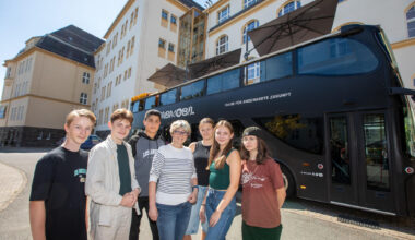 Fahrende Digitalwerkstatt macht Station an Plauener Gymnasium – „ich bin sehr beeindruckt“
