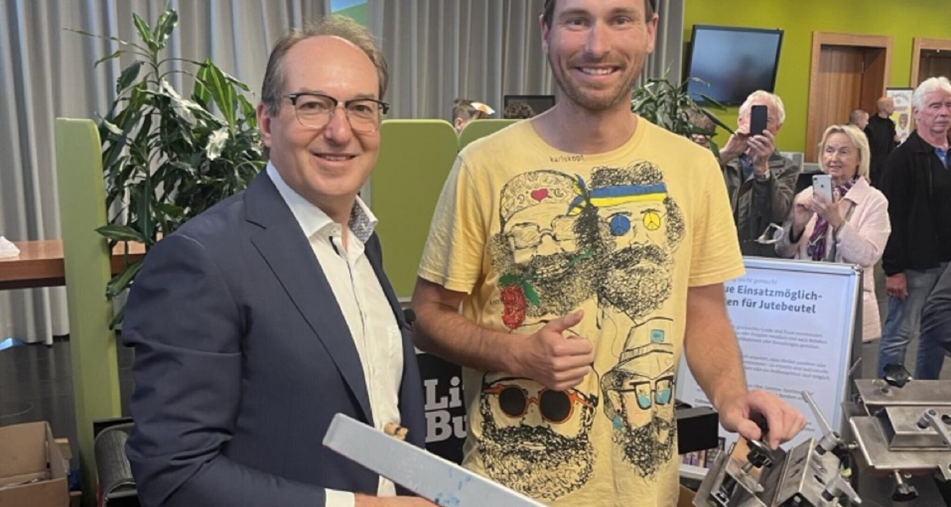 Innenminister lässt sich Hipster-Marx von Chemnitzer Firma auf Beutel drucken