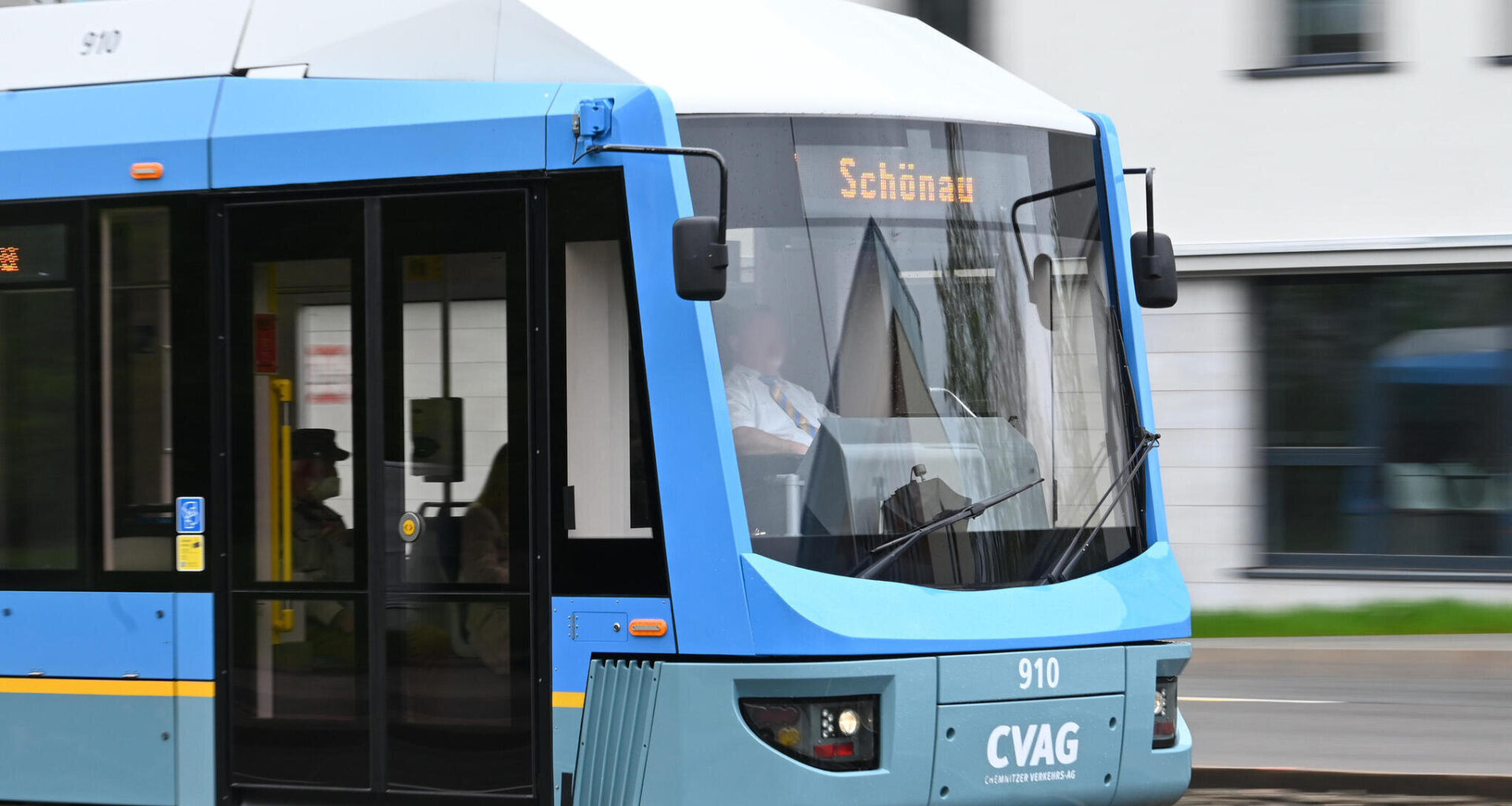 Fußgängerin stößt mit Straßenbahn zusammen