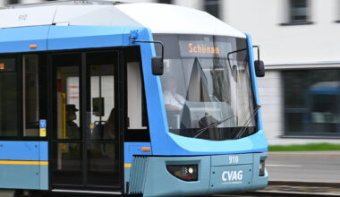 Fußgängerin stößt mit Straßenbahn zusammen