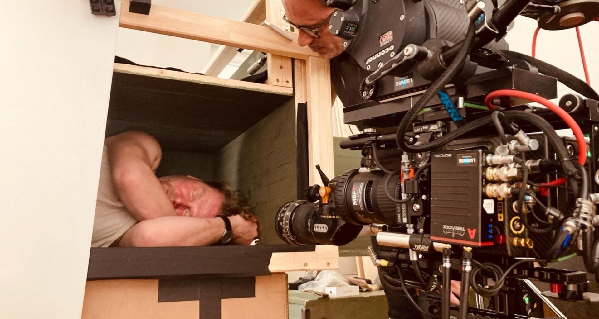 Wie der lebendig begrabene Kommissar in der Kiste gefilmt wurde