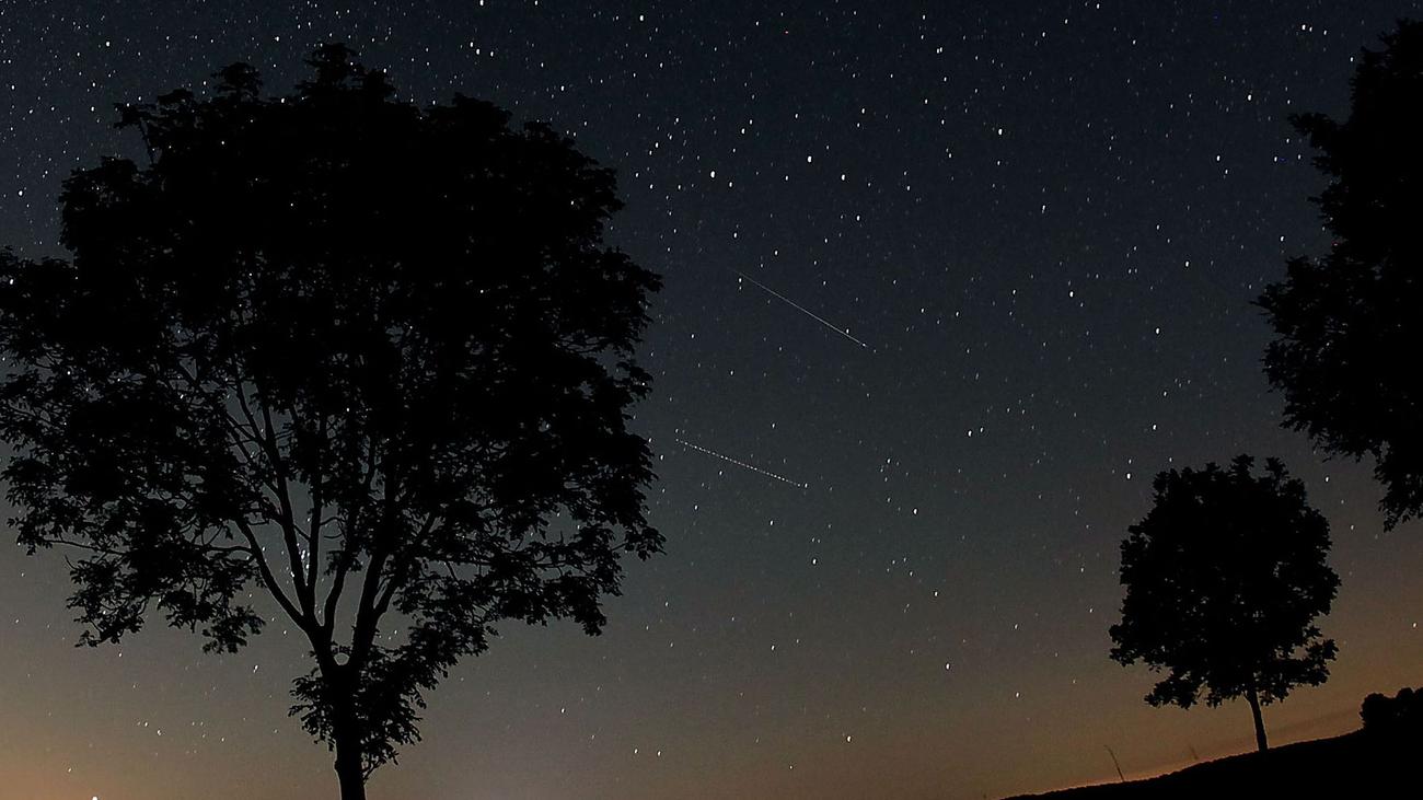 Stern-Feuerwerk: Sternschnuppen der Perseiden bei zunächst bewölktem Himmel