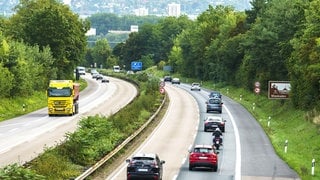 Autos fahren auf der A643 vom Autobahndreieck Mainz kommend in Richtung Wiesbaden.