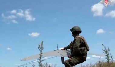 17. Juli 2025, Ukraine: Auf diesem Foto aus einem vom Pressedienst des russischen Verteidigungsministeriums verbreiteten Video bedient ein russischer Soldat eine "Supercam"-Drohne an einem ungenannten Ort in der Ukraine.
