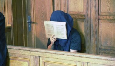 Der Angeklagte in einem Vergewaltigungsprozess vor dem Kriminalgericht Berlin verdeckt sein Gesicht. (Quelle: rbb)