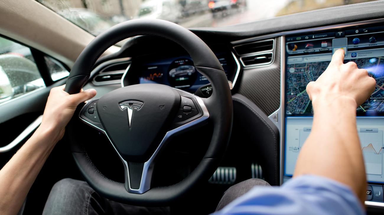 Autonomes Fahren: Tesla muss nach tödlichem Unfall mit Autopilot Millionenstrafe zahlen