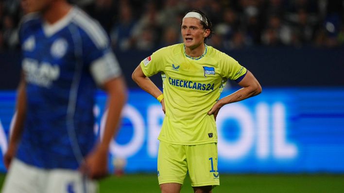Hertha-Kapitän Fabian Reese zeigt sich nach der Niederlage gegen Schalke 04 frustriert. (Foto: IMAGO / DeFodi Images)