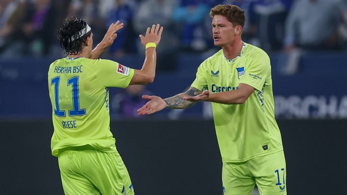 Fabian Reese (l.) gratuliert Sebastian Grönning zu dessen ersten Tor für Hertha BSC. (Foto: IMAGO / Maximilian Koch)