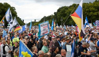 Motto: "Frieden und Freiheit": "Querdenken"-Bewegung demonstriert in Berlin