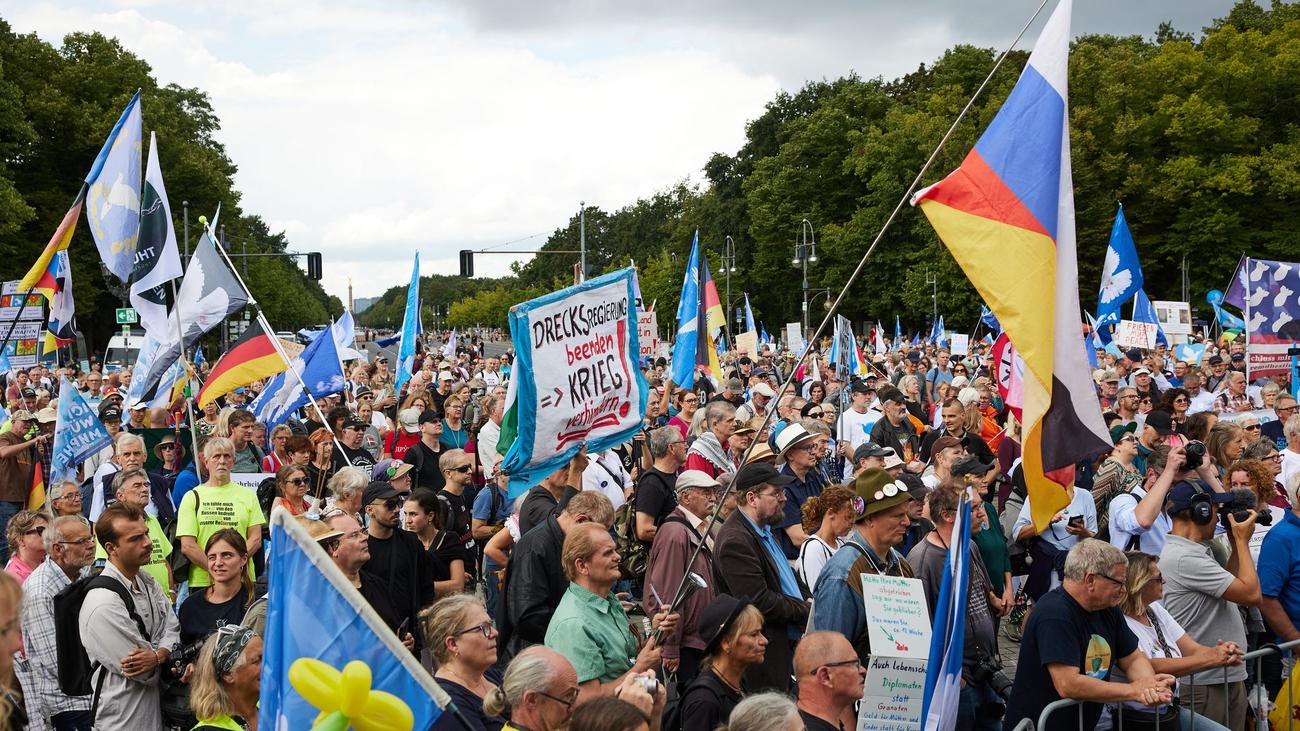 Motto: "Frieden und Freiheit": "Querdenken"-Bewegung demonstriert in Berlin