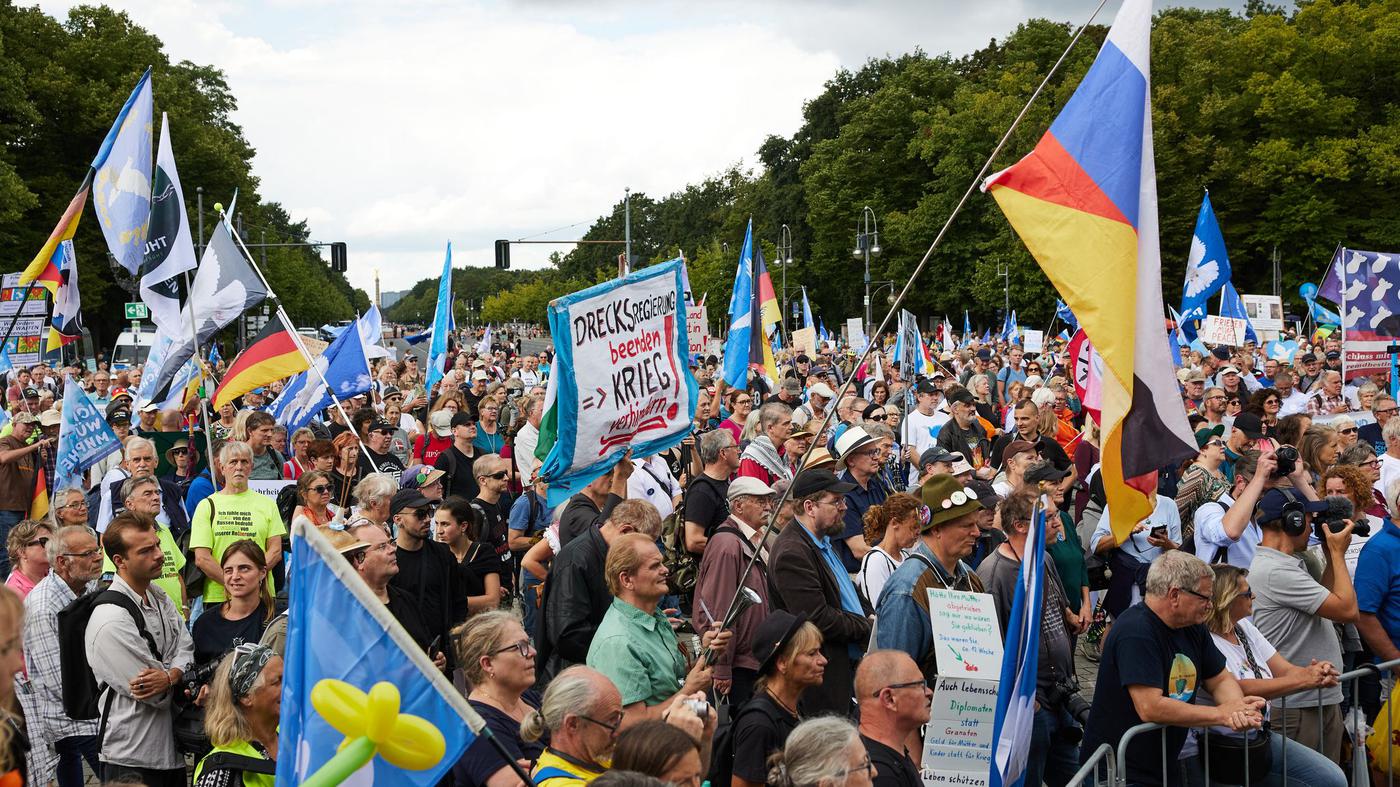 Tausende bei „Querdenken“-Demo durchs Berliner Zentrum