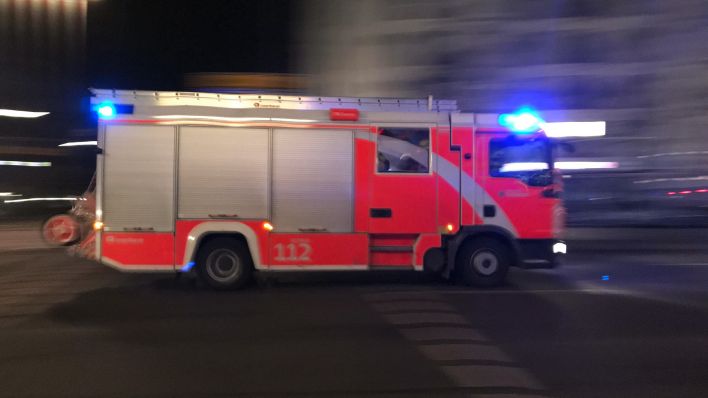 Löschwagen der Berliner Feuerwehr bei Nacht (Quelle: Caro/Sorge).