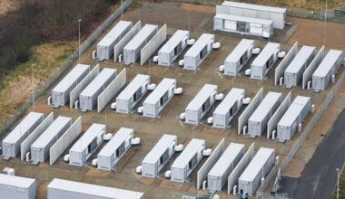 Archivbild: Container der BigBattery Lausitz auf dem Gelände des Braunkohlekraftwerkes Schwarze Pumpe der Lausitz Energie Bergbau AG (LEAG). (Quelle: dpa/Pleul)