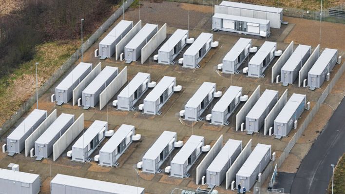 Archivbild: Container der BigBattery Lausitz auf dem Gelände des Braunkohlekraftwerkes Schwarze Pumpe der Lausitz Energie Bergbau AG (LEAG). (Quelle: dpa/Pleul)