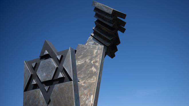Mutmaßlicher Antisemitismus: Polizeibeamte entdeckten am Morgen an dem Mahnmal Farbspritzer und Paketklebeband. (Archivbild)