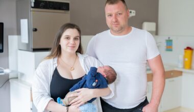 Willkommen, Leon! Zusammen mit Mama und Papa freut sich die ganze Familie über das 1.000. Baby des Jahres.