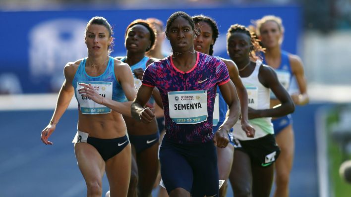 Eine Gruppe Läuferinnen, angeführt von Caster Semenya. Die Südafrikanerin stand lange im Zentrum der Debatte um DSD-Athletinnen (imago images/Andreas Gora)