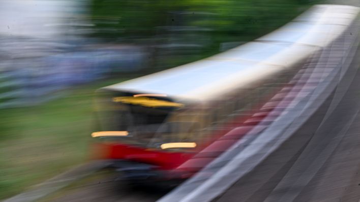 Eine S-Bahn fährt auf der Strecke S3 von Erkner nach Charlottenburg. Quelle: dpa/Jens Kalaene