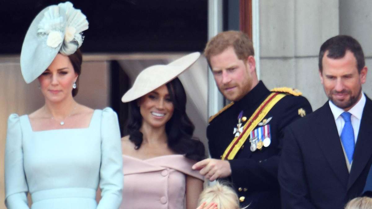 Prinz Harry belehrte Meghan auf dem Palast-Balkon: Lippenleserin enthüllt peinlichen Moment