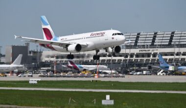 Junger Mann landet am Flughafen Stuttgart und hat nichts außer seiner Unterhose und einem Flip-Flop