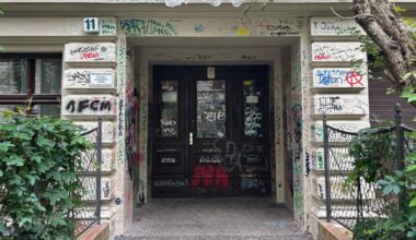 Hauseingang in Berlin-Kreuzberg wird mit Zaun geschützt 