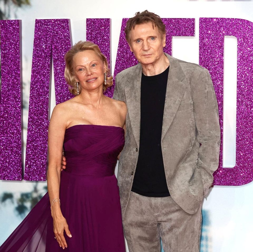 Pamela Anderson und Liam Neeson