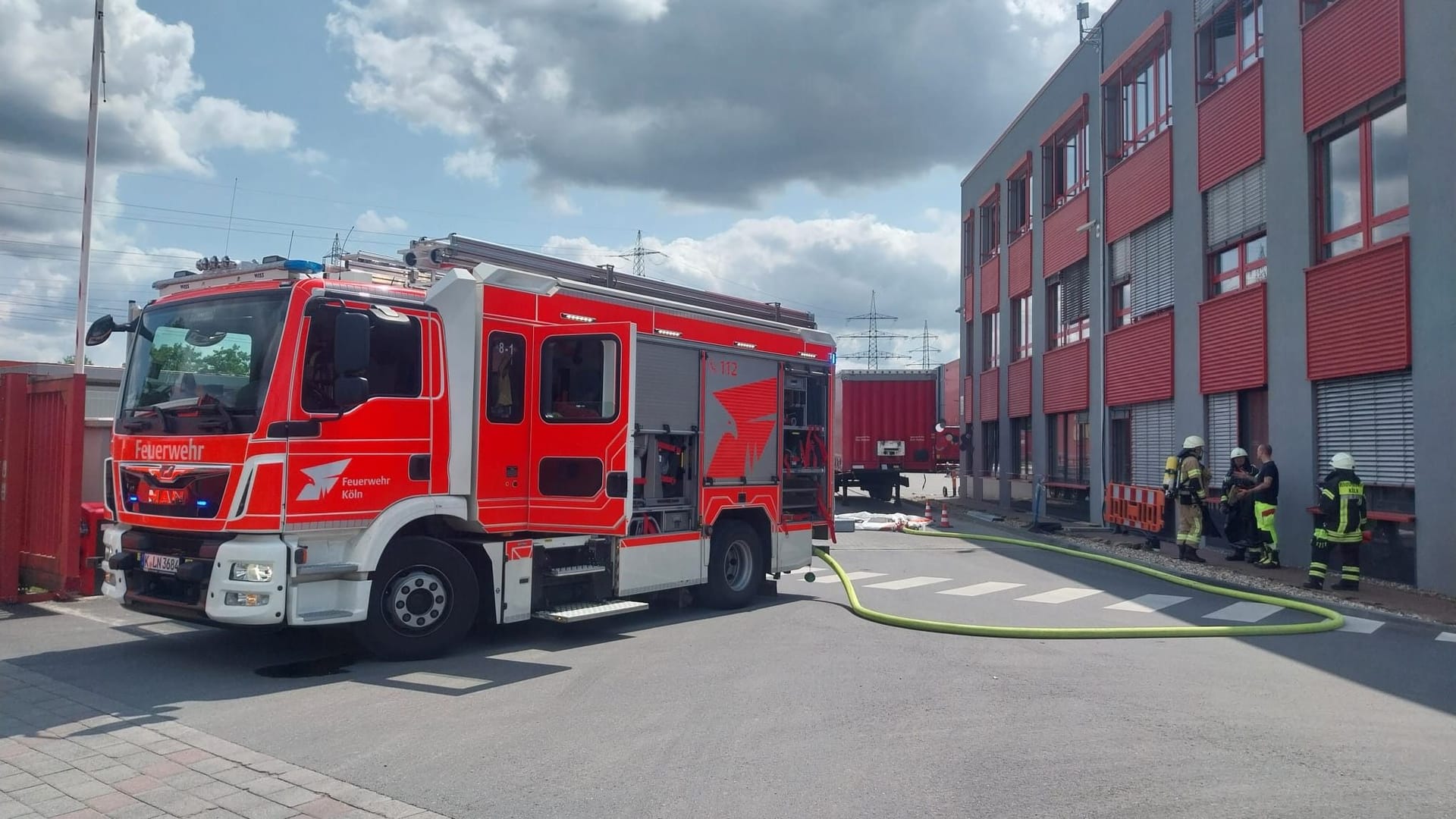 Die Feuerwehr Köln befindet sich in einem Großeinsatz in Porz: Gefahrgut ist ausgetreten.