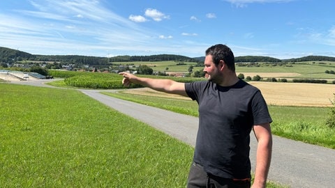 Landwirt Christoph Kewes ist eigentlich Milchbauer. Für zwei Tage wird er aber zum Campingplatz-Betreiber, wenn hunderte Festival-Besucher mit ihren Wohnmobilen auf seine Wiese kommen.