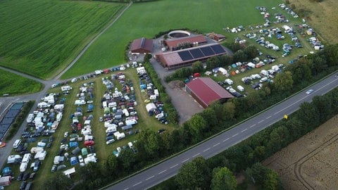 Hunderte Heavy-Metal-Fans campen in Wohnmobilien in der Nähe des Festival-Geländes. Landwirte bieten dafür ihre Felder an, damit es für alle genug Platz gibt.