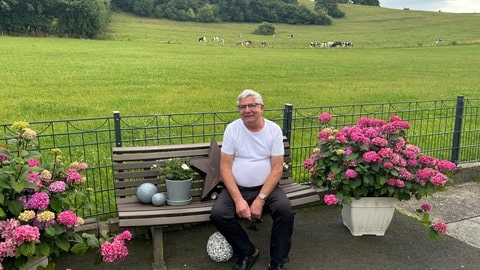 Kein typischer Heavy-Metal-Fan: Der 73-jährige Wolfgang Fuchs-Arndt verfolgt das Konzert jedes Jahr von seinem Garten aus.