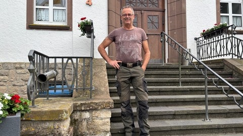 Büdesheimer Ortsbürgermeister Walter Post hört selbst kein Heavy-Metal. Er ist aber froh, dass das Festival im Ort stattfindet.
