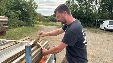 Michael Büsch vom Eifel-Krawallos Heavy Metal Club hat mit seinem Team nur wenige Tage Zeit, um den Sportplatz in Büdesheim zu einem Festival-Gelände umzubauen.
