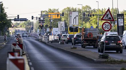 Verkehrschaos wegen Substanzverfall: die Überführung an der Wuhlheide/Treskowallee ist gesperrt.