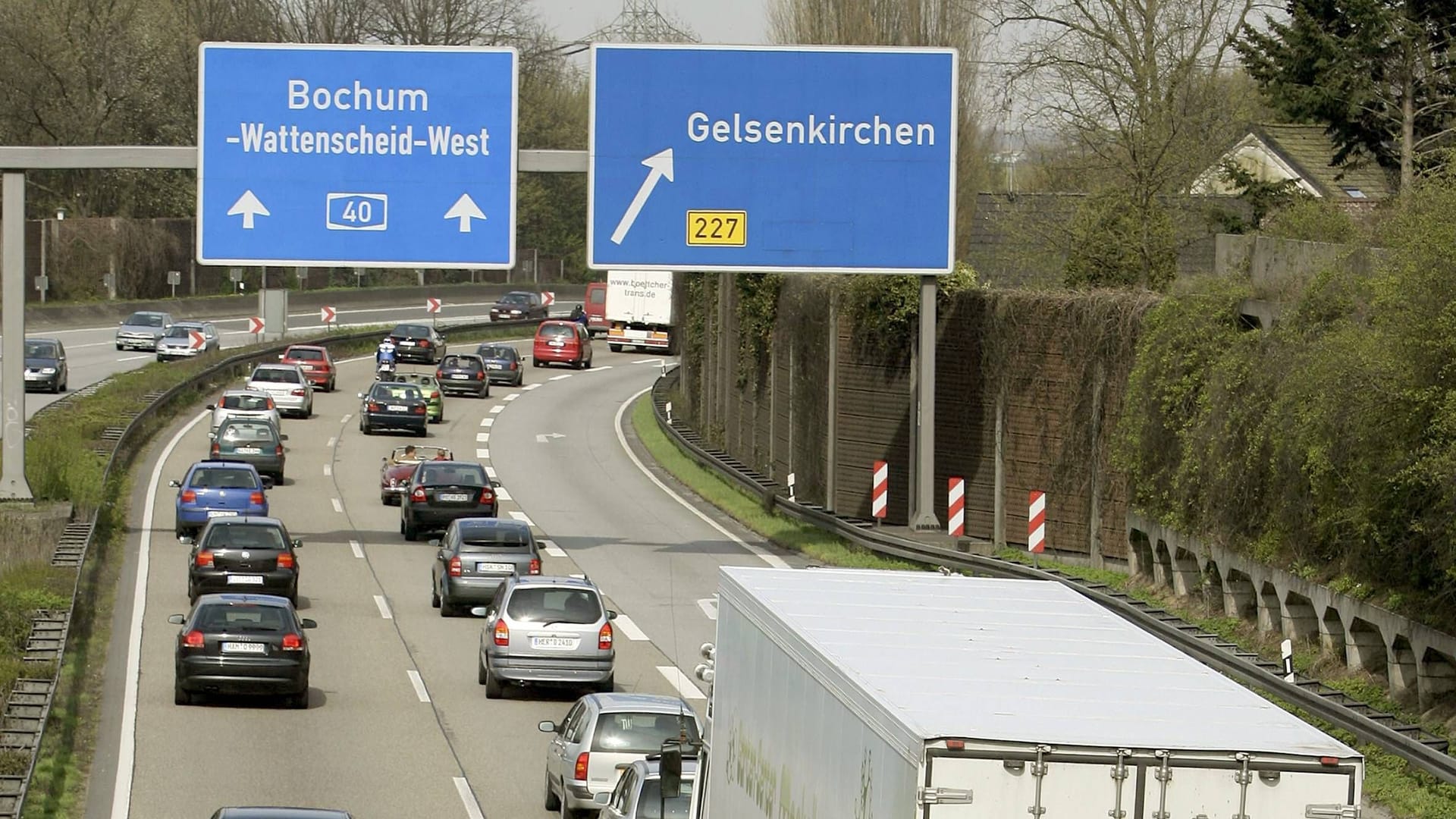 Die A40 in Fahrtrichtung Duisburg (Archivbild): Die Strecke zwischen Bochum-Wattenscheid und Essen-Zentrum wird bald für mehrere Tage gesperrt.