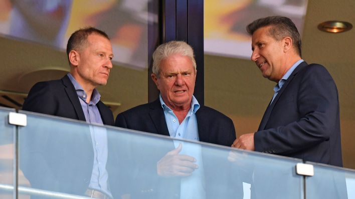 Peter Görlich (l.) mit Hoffenheims Mäzen Dietmar Hopp (m.) im Gespräch. (Foto: IMAGO / Fotostand)