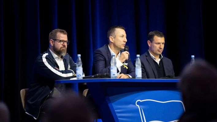 Hertha-Präsident Fabian Drescher (l.), Geschäftsführer Ralf Huschen und Sportdirektor Benjamin Weber kriegen nun Zuwachs durch Peter Görlich. (Foto: IMAGO / Matthias Koch)